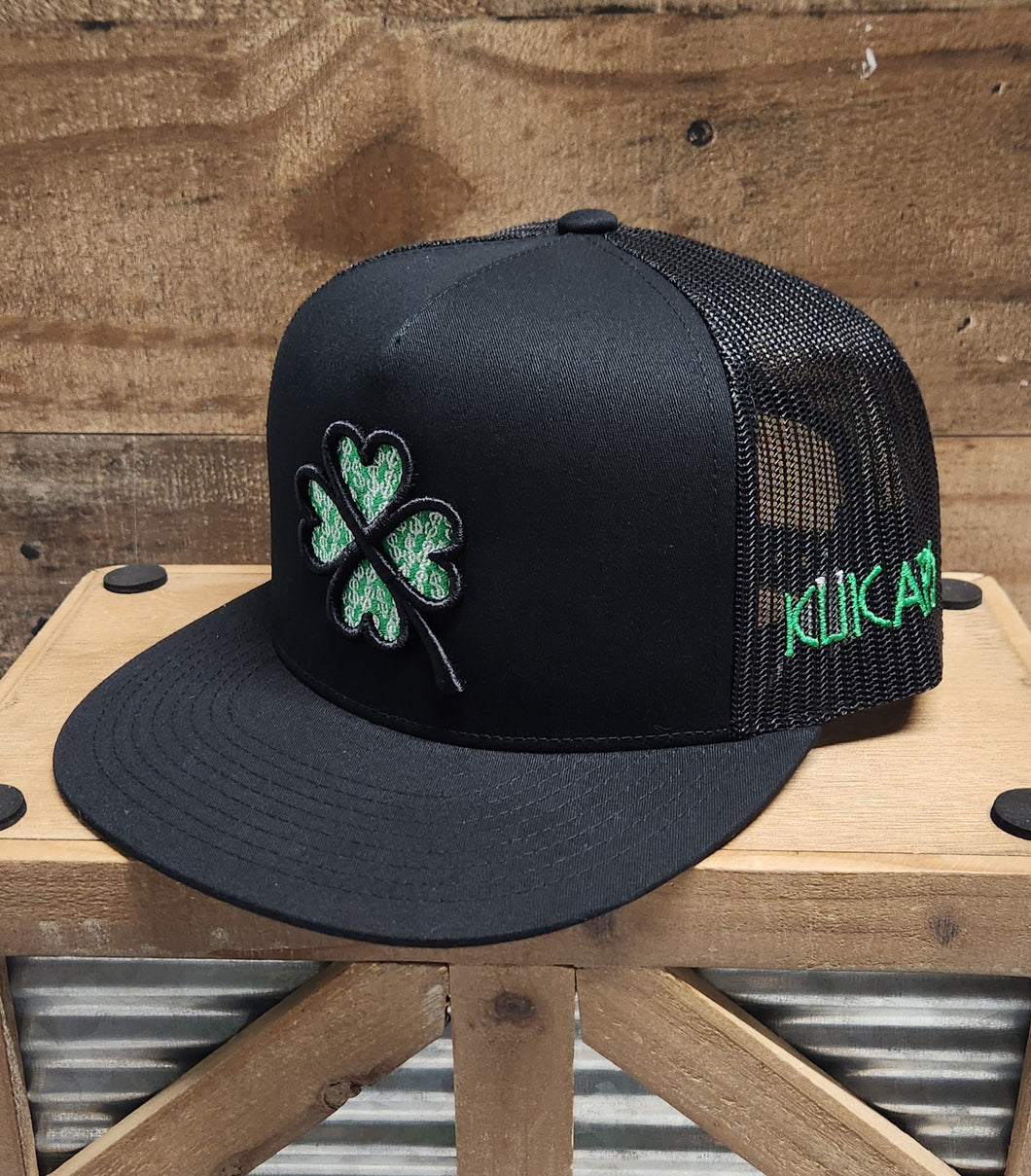White Lucky Clover - Black/Black